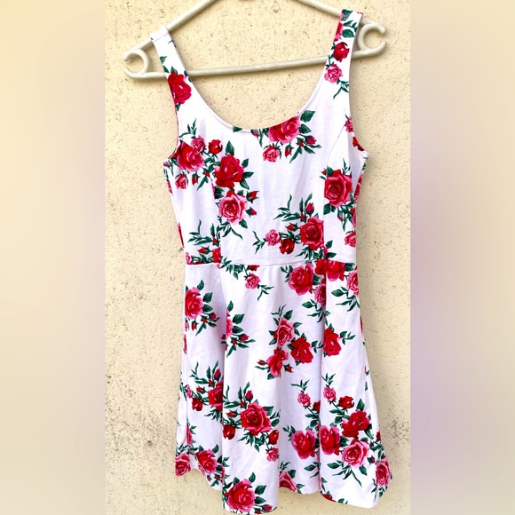 H&M Dresses & Skirts - H&M Cute floral mini dress for summer outing
